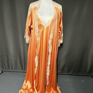 Copper colored vintage peignor trimmed with ecru lace. Medium